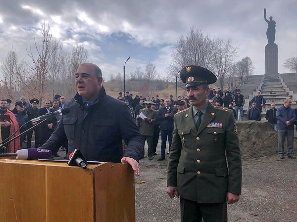 Дядя, братик и Новый год в казарме: кого вспоминают ребята из Гюмри перед призывом в армию Дядя, братик и Новый год в казарме: кого вспоминают ребята из Гюмри перед призывом в армию - Sputnik Армения