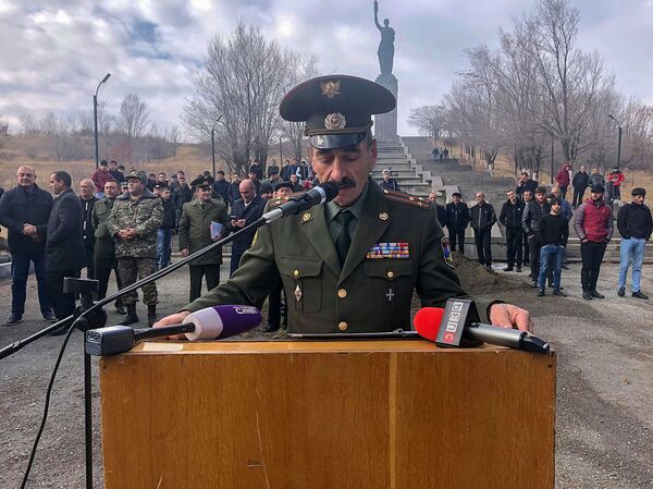 Дядя, братик и Новый год в казарме: кого вспоминают ребята из Гюмри перед призывом в армию Дядя, братик и Новый год в казарме: кого вспоминают ребята из Гюмри перед призывом в армию - Sputnik Армения