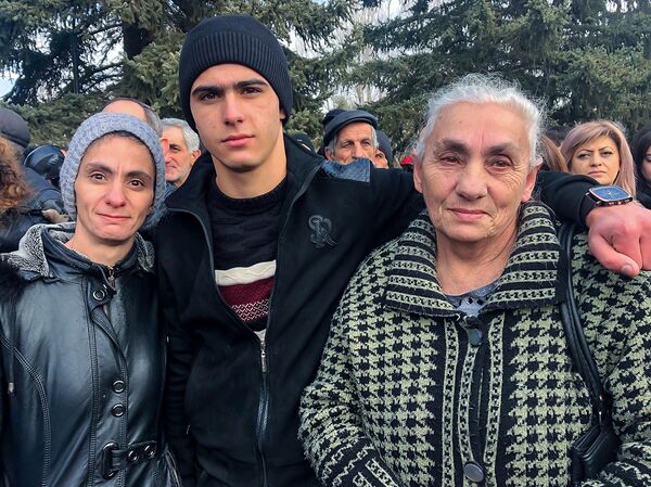 Дядя, братик и Новый год в казарме: кого вспоминают ребята из Гюмри перед призывом в армию Дядя, братик и Новый год в казарме: кого вспоминают ребята из Гюмри перед призывом в армию - Sputnik Армения