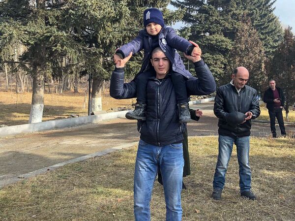 Дядя, братик и Новый год в казарме: кого вспоминают ребята из Гюмри перед призывом в армию Дядя, братик и Новый год в казарме: кого вспоминают ребята из Гюмри перед призывом в армию - Sputnik Армения