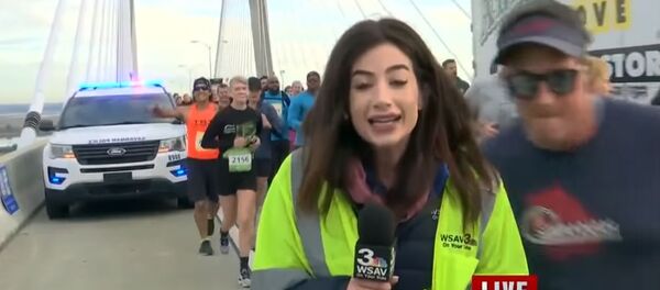 Участник марафона позволил себе непристойное поведение в отношении журналистки Алекс Бозарджян - Sputnik Армения