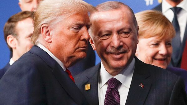 Президенты США и Турции Дональд Трамп и Реджеп Тайип Эрдоган покидают сцену после семейной фотографии, перед началом пленарного заседания саммита НАТО (4 декабря 2019). Лондон - Sputnik Армения