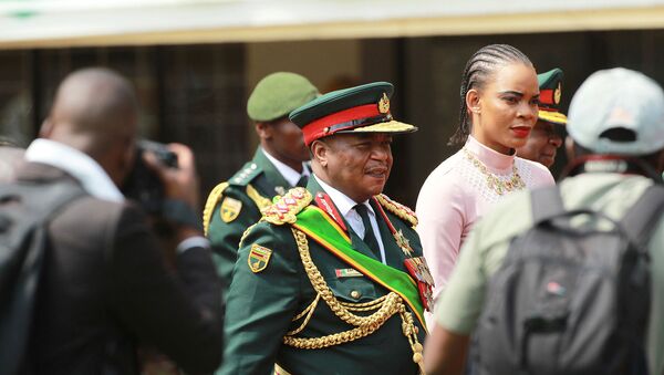 Генерал армии Константино Чивенга (в центре) со своей супругой Мэри на церемонии инаугурации президента Эммерсона Мнангагвы (24 ноября 2017). Хараре, Зимбабве - Sputnik Армения