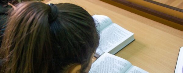 Участница литературного кружка Зартнир в селе Цахкаландж за чтением книги - Sputnik Արմենիա