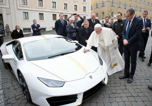 Папа Франциск пишет на капоте Lamborghini, подаренного ему производителем - Sputnik Армения
