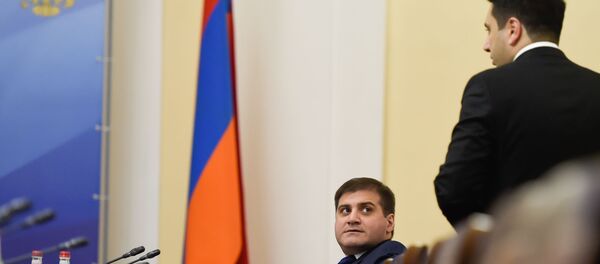 Вице-спикер НС Ален Симонян и депутат Арман Бабаджанян перед началом совместного заседания Постоянной комиссии по внешним связям НС Армении и Комитета СФ по международным делам ФС России (18 декабря 2019). Еревaн - Sputnik Армения