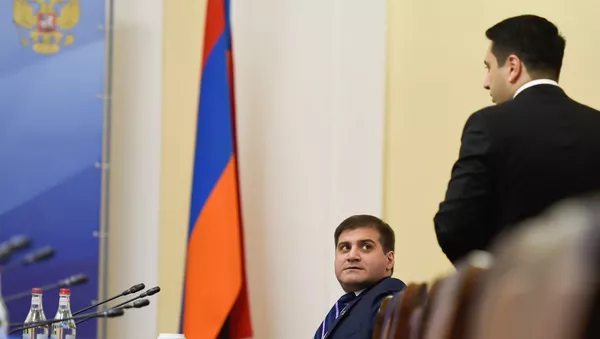 Вице-спикер НС Ален Симонян и депутат Арман Бабаджанян перед началом совместного заседания Постоянной комиссии по внешним связям НС Армении и Комитета СФ по международным делам ФС России (18 декабря 2019). Еревaн