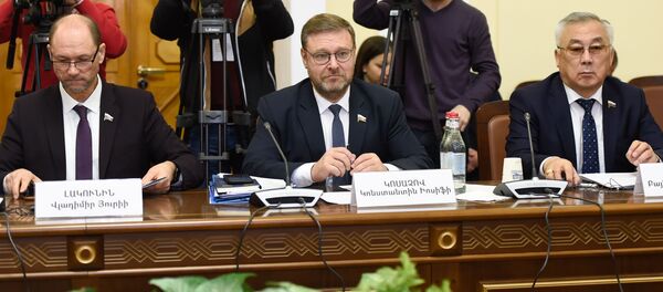 Члены Комитета Совета Федерации по международным делам на совместном заседании с Постоянной комиссией по внешним связям НС Армении (18 декабря 2019). Еревaн Члены Комитета Совета Федерации по международным делам на совместном заседании с Постоянной комиссией по внешним связям НС Армении (18 декабря 2019). Еревaн - Sputnik Армения