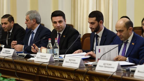 Члены Постоянной комиссии по внешним связям НС Армении на совместном заседании с Комитетом СФ по международным делам ФС России (18 декабря 2019). Еревaн - Sputnik Արմենիա