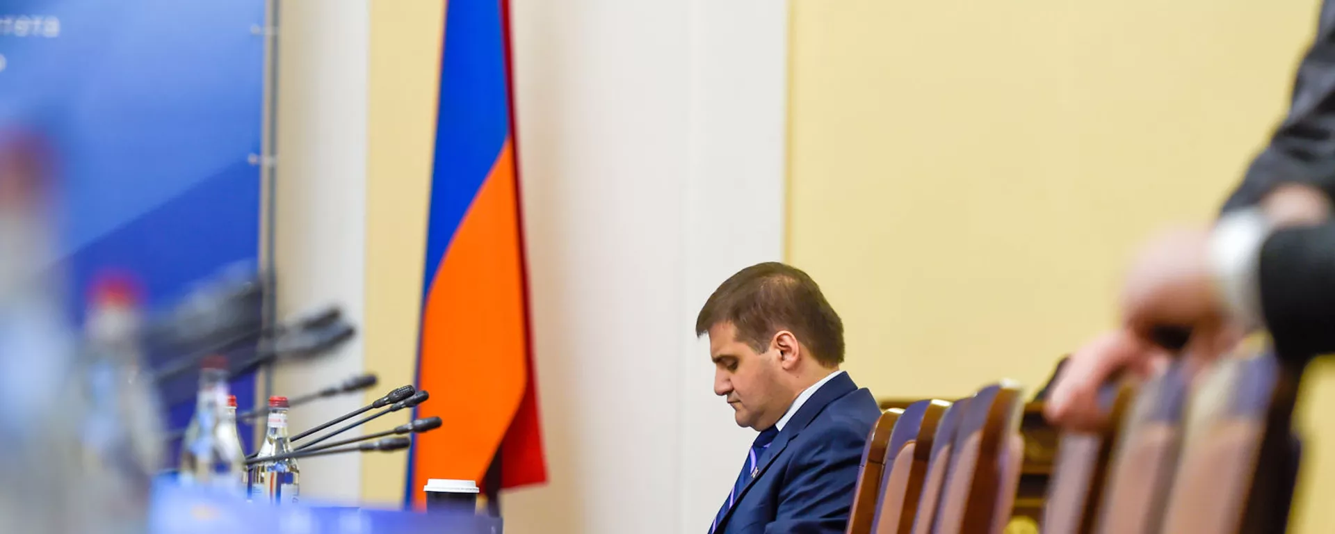 Депутат Арман Бабаджанян перед началом совместного заседания Постоянной комиссии по внешним связям НС Армении и Комитета СФ по международным делам ФС России (18 декабря 2019). Еревaн - Sputnik Армения, 1920, 20.06.2021