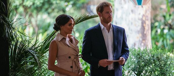 Британский принц Гарри, герцог Сассекс и Меган, герцогиня Сассекс на сцене в резиденции британского Верховного комиссара перед встречей с Гракой Машел (2 октября 2019). Йоханнесбург - Sputnik Армения