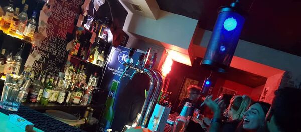  В баре Shame всегда шумно и весело, и хозяева бара не отказывают себе в удовольствии проводить время со своими гостями - Sputnik Արմենիա