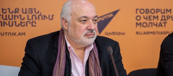 Константин Орбелян на пресс-конференции в преддверии концерта памяти Петроса Айказяна (18 декабря 2019). Еревaн Константин Орбелян на пресс-конференции в преддверии концерта памяти Петроса Айказяна (18 декабря 2019). Еревaн - Sputnik Армения