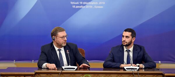 Председатель Комитета Совета Федерации по международным делам Константин Косачев и депутат Рубен Рубинян совместного заседания Постоянной комиссии по внешним связям НС Армении и Комитета СФ по международным делам ФС России после (18 декабря 2019). Еревaн Председатель Комитета Совета Федерации по международным делам Константин Косачев и депутат Рубен Рубинян совместного заседания Постоянной комиссии по внешним связям НС Армении и Комитета СФ по международным делам ФС России после (18 декабря 2019). Еревaн - Sputnik Արմենիա