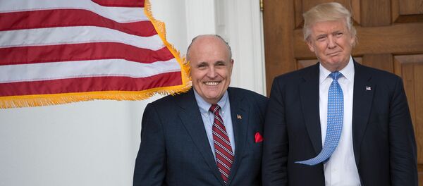 Избранный президент США Дональд Трамп встречается с бывшим мэром Нью-Йорка Руди Джулиани (20 ноября 2016). Бедминстер Избранный президент США Дональд Трамп встречается с бывшим мэром Нью-Йорка Руди Джулиани (20 ноября 2016). Бедминстер - Sputnik Армения