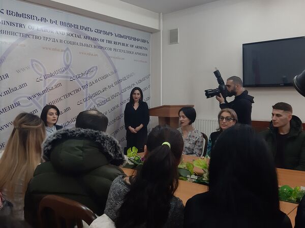 Ждали целых 25 лет: в Армении выпускники детдомов получили сертификаты на куплю квартир Ждали целых 25 лет: в Армении выпускники детдомов получили сертификаты на куплю квартир - Sputnik Армения