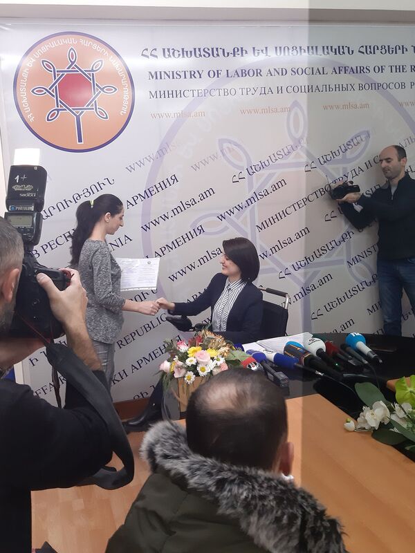 Ждали целых 25 лет: в Армении выпускники детдомов получили сертификаты на куплю квартир Ждали целых 25 лет: в Армении выпускники детдомов получили сертификаты на куплю квартир - Sputnik Армения