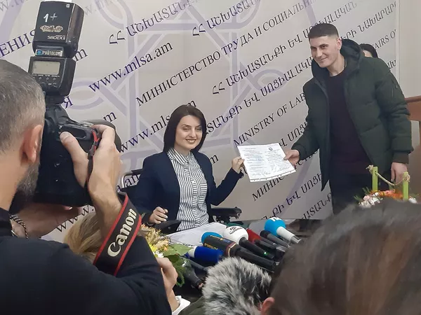 Ждали целых 25 лет: в Армении выпускники детдомов получили сертификаты на куплю квартир Ждали целых 25 лет: в Армении выпускники детдомов получили сертификаты на куплю квартир - Sputnik Армения