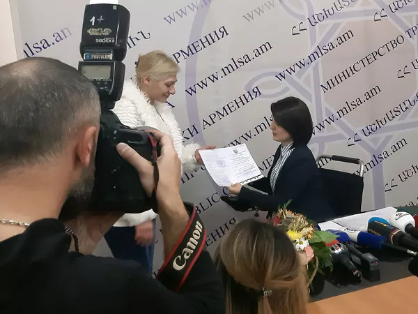 Ждали целых 25 лет: в Армении выпускники детдомов получили сертификаты на куплю квартир Ждали целых 25 лет: в Армении выпускники детдомов получили сертификаты на куплю квартир - Sputnik Армения