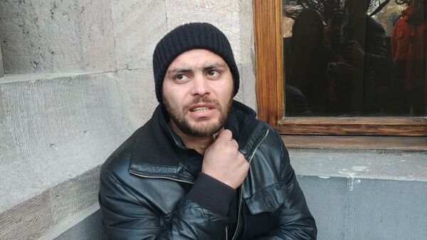 Мужчина хочет перерезать себе горло у правительства Армении - видео - Sputnik Армения