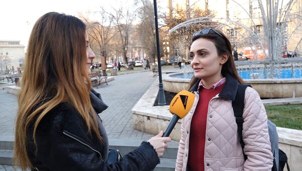 Жители Еревана о том, что дарить на Новый год - Sputnik Армения