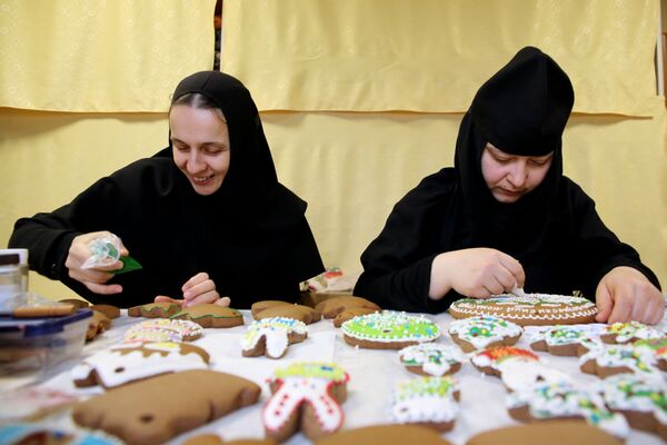 Послушницы Свято-Вознесенского Дубовского монастыря украшают пряники к Рождеству - Sputnik Армения