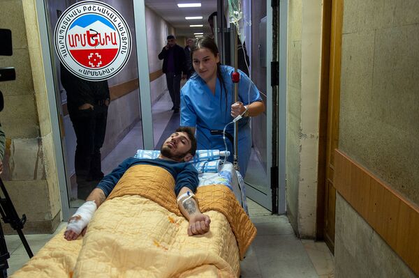 Գմփոց լսվեց, մարդիկ դուրս վազեցին. ականատեսը` զինկոմիսարիատի սենյակի հատակի փլուզման մասին Գմփոց լսվեց, մարդիկ դուրս վազեցին. ականատեսը` զինկոմիսարիատի սենյակի հատակի փլուզման մասին - Sputnik Արմենիա