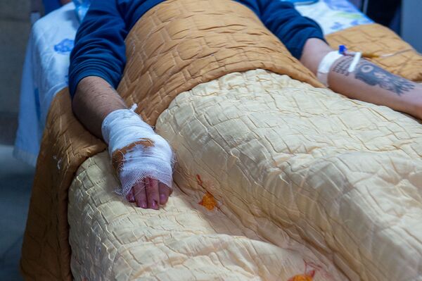 Գմփոց լսվեց, մարդիկ դուրս վազեցին. ականատեսը` զինկոմիսարիատի սենյակի հատակի փլուզման մասին Գմփոց լսվեց, մարդիկ դուրս վազեցին. ականատեսը` զինկոմիսարիատի սենյակի հատակի փլուզման մասին - Sputnik Արմենիա