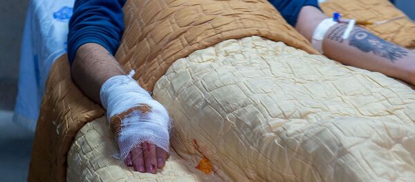 Оказание медицинской помощи пострадавшему при обрушении в здании военкомата Эрику Варданяну (19 декабря 2019). Еревaн Оказание медицинской помощи пострадавшему при обрушении в здании военкомата Эрику Варданяну (19 декабря 2019). Еревaн - Sputnik Армения