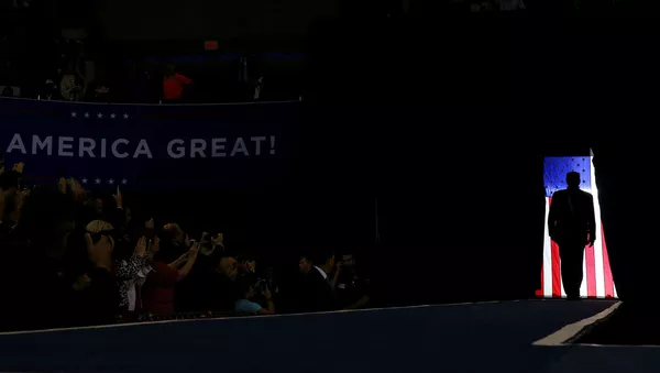 Силуэт президента США Дональда Трампа во время предвыборной кампании (11 октября 2019). Лейк-Чарльз - Sputnik Армения