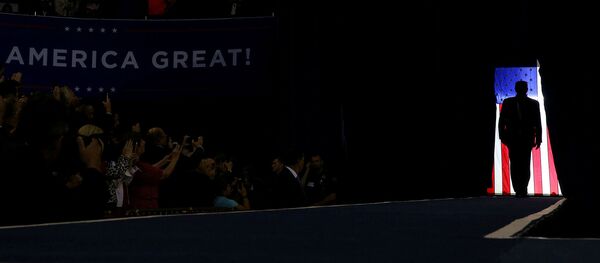 Силуэт президента США Дональда Трампа во время предвыборной кампании (11 октября 2019). Лейк-Чарльз - Sputnik Армения