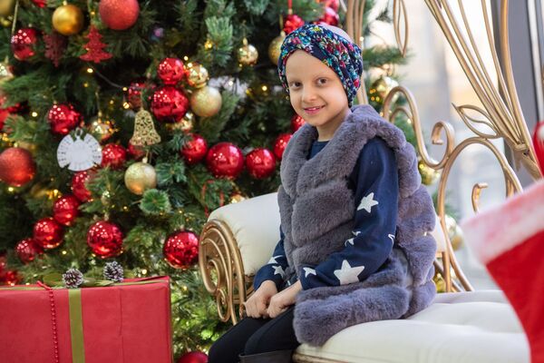 Лысенькая любовь, или Как маленькая Элен победила рак и теперь станет Мисс Армения Лысенькая любовь, или Как маленькая Элен победила рак и теперь станет Мисс Армения - Sputnik Армения