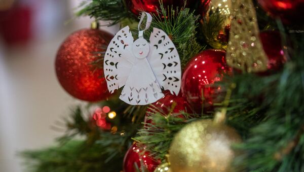 Ангелочек на рождественской елке в центре Еоляна - Sputnik Արմենիա
