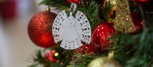 Ангелочек на рождественской елке в центре Еоляна - Sputnik Արմենիա