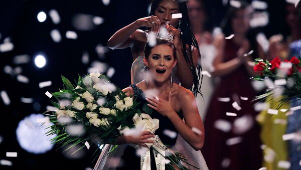 Реакция Камиллы Шриер после победы в конкурсе Мисс Америка (19 декабря 2019). Ункасвилль, штат Коннектикут - Sputnik Армения