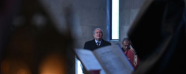 Президент Армен Саркисян во время церковной службы (19 декабря 2019). Эчмиадзин Президент Армен Саркисян во время церковной службы (19 декабря 2019). Эчмиадзин - Sputnik Армения