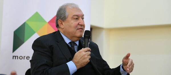 Президент Армен Саркисян в Мецаморской старшей школе в рамках проекта More for Metsamor (Больше для Мецамора) встретились с учениками и жителями (19 декабря 2019). Мецамор - Sputnik Արմենիա