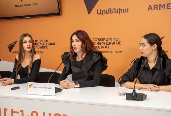 Скандал из-за провального выхода армянки на Мисс Вселенная: Арутюнян и Давтян помирились Скандал из-за провального выхода армянки на Мисс Вселенная: Арутюнян и Давтян помирились - Sputnik Армения