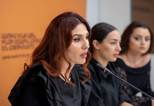 Скандал из-за провального выхода армянки на Мисс Вселенная: Арутюнян и Давтян помирились Скандал из-за провального выхода армянки на Мисс Вселенная: Арутюнян и Давтян помирились - Sputnik Армения