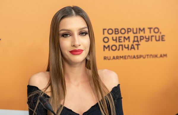 Скандал из-за провального выхода армянки на Мисс Вселенная: Арутюнян и Давтян помирились Скандал из-за провального выхода армянки на Мисс Вселенная: Арутюнян и Давтян помирились - Sputnik Армения