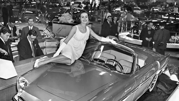 Клодин Оже позирует на капоте нового автомобиля Renault Floride (21 октября 1958). Лондон - Sputnik Армения