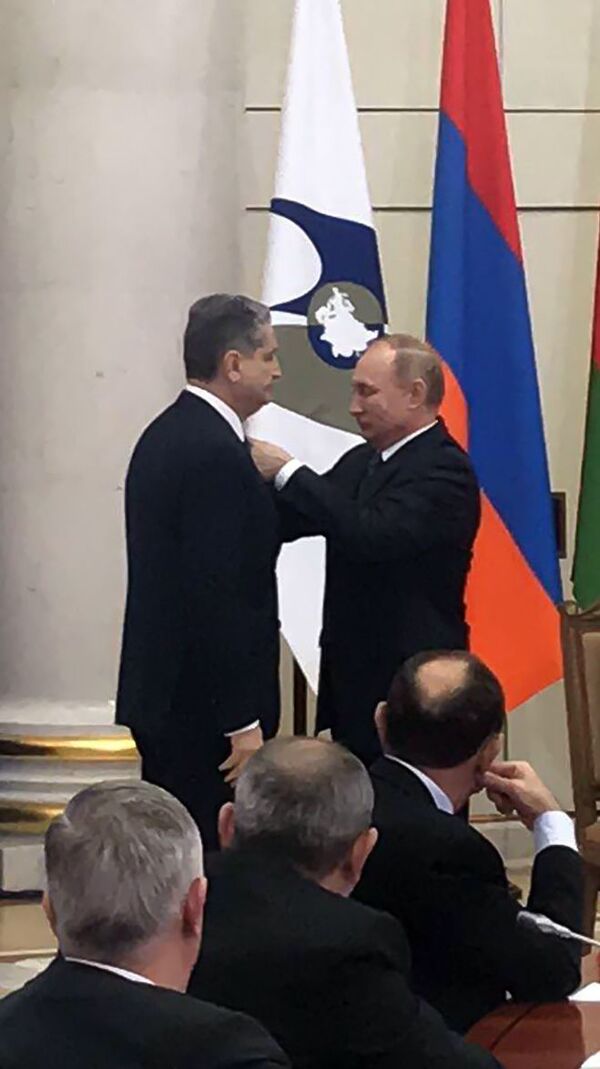 Путин наградил Саркисяна Орденом дружбы - Sputnik Армения