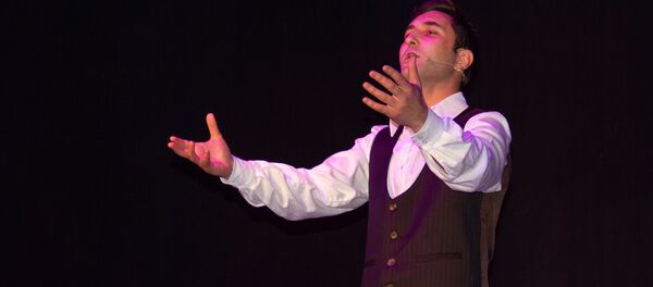 Айк Петросян во время моноспектакля IN GOLD WE TRUST - Sputnik Արմենիա