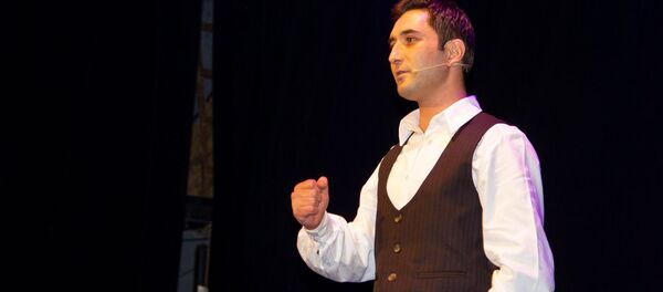 Айк Петросян во время моноспектакля IN GOLD WE TRUST - Sputnik Արմենիա