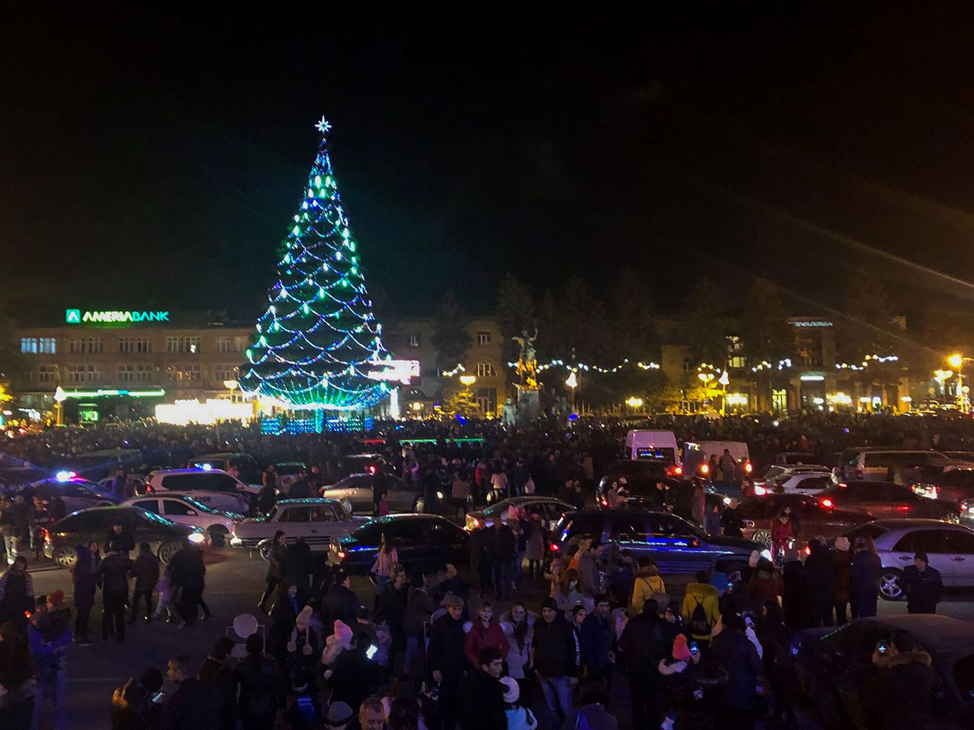 Торжественная церемония зажжения огней главной елки Ширака (20 декабря 2019). Гюмри - Sputnik Армения, 1920, 21.12.2025