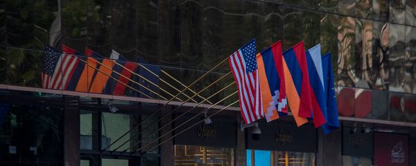 Флаги у входа в рынок золота в Ереване - Sputnik Արմենիա