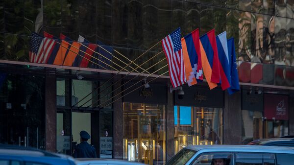 Флаги у входа в рынок золота в Ереване - Sputnik Армения