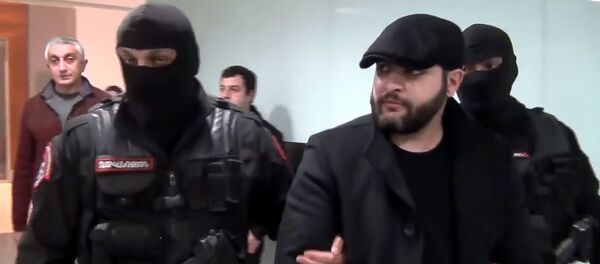 Сотрудники правоохранительных органов сопровождают экстрадированного из Чехии Нарека Саргсяна в аэропорту Звартноц Сотрудники правоохранительных органов сопровождают экстрадированного из Чехии Нарека Саргсяна в аэропорту Звартноц - Sputnik Արմենիա