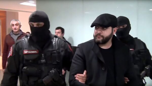 Сотрудники правоохранительных органов сопровождают экстрадированного из Чехии Нарека Саргсяна в аэропорту Звартноц - Sputnik Արմենիա