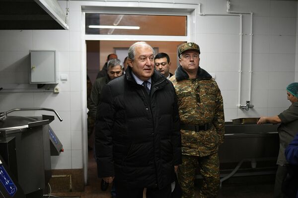 Կարևոր է, որ զինվորն ունի ուտելիք ընտրելու հնարավորություն. ՀՀ նախագահն Արցախում է Կարևոր է, որ զինվորն ունի ուտելիք ընտրելու հնարավորություն. ՀՀ նախագահն Արցախում է - Sputnik Արմենիա